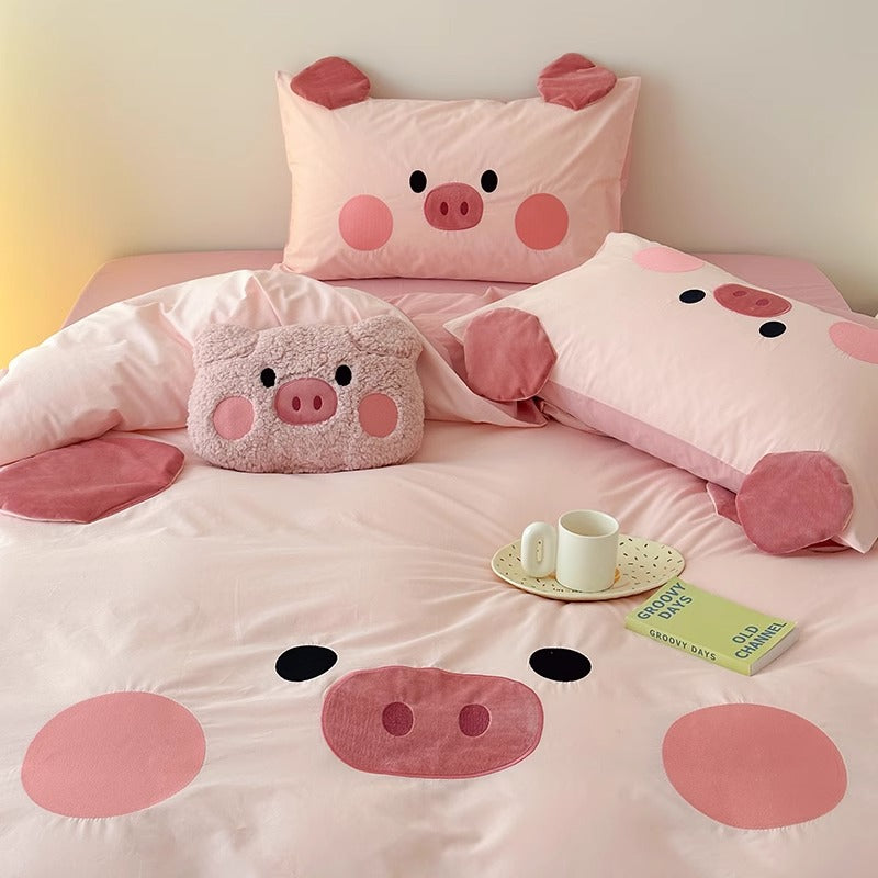 Complete Cartoon Pig Bedding Arrangement: A styled image of the complete Cartoon Pig Cotton Bedding Set, including quilt cover and bed sheets, showcased in a bright, inviting bedroom environment.