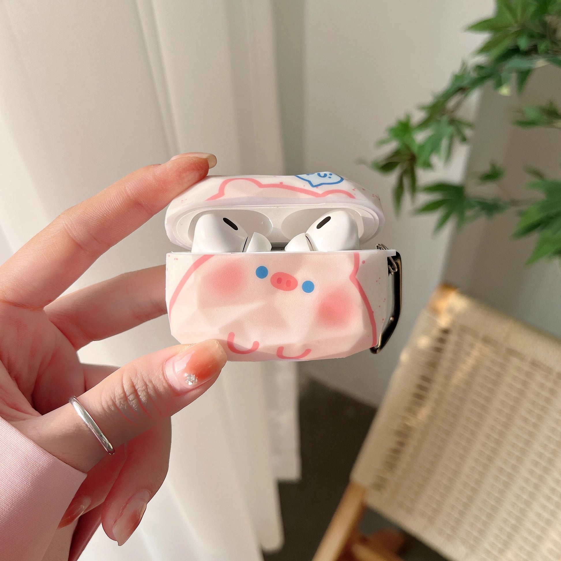 Easy access to Apple earbuds with the adorable pig earphone case design.